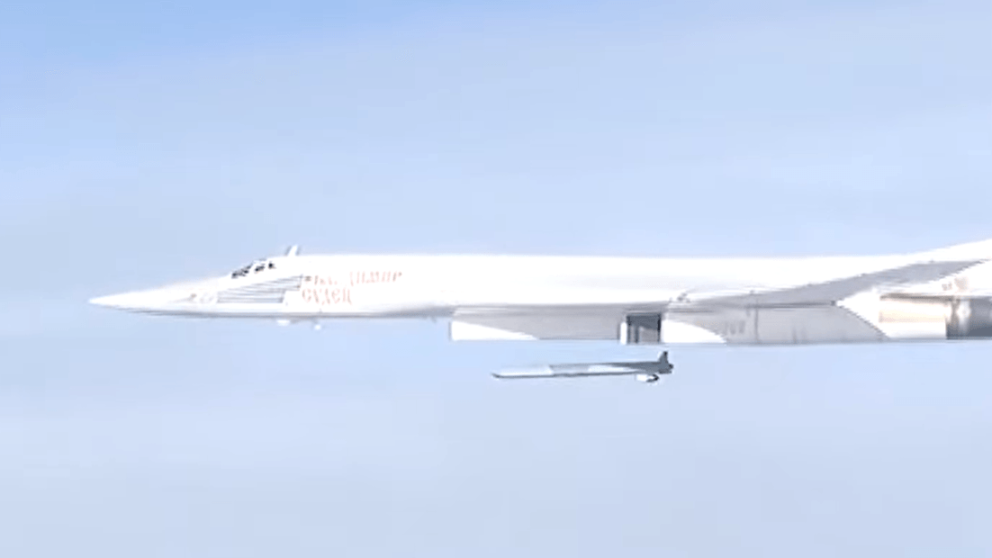 KH-101: Das russische Verteidigungsministerin veröffentlichte 2015 ein Video, wie der Marschflugkörper von einer Tupolev Tu-160 gestartet wird.