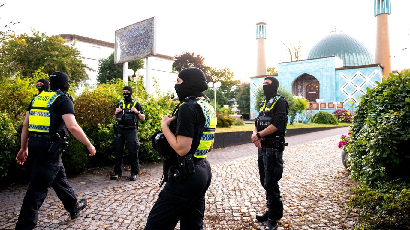 Einsatzkräfte während einer Razzia auf dem Gelände vom IZH: Die Imam Ali Moschee an der Außenalster stand besonders im Fokus.