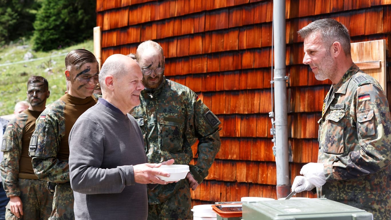 Bundeskanzler Scholz besucht Gebirgsjägerbrigade