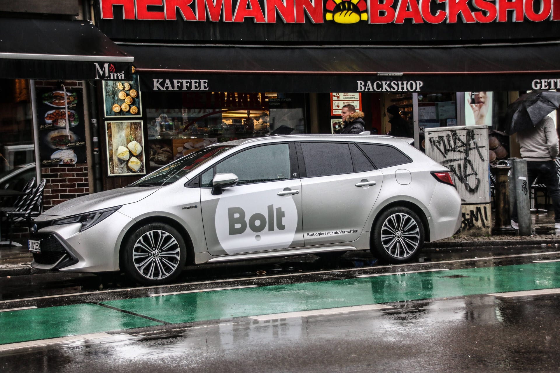 Bolt-Auto am Straßenrand (Symbolfoto): Ein Berliner Bolt-Fahrer hat die Vergewaltigung einer Studentin in seinem Wagen gestanden.