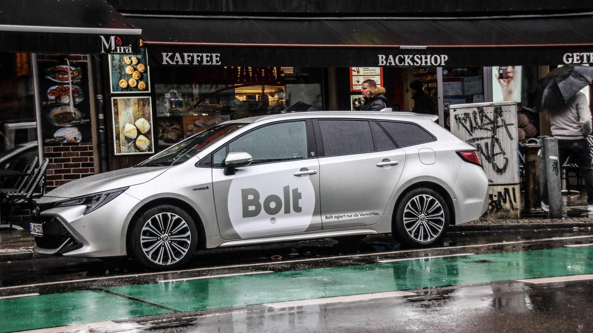 Bolt-Auto am Straßenrand (Symbolfoto): Ein Berliner Bolt-Fahrer hat die Vergewaltigung einer Studentin in seinem Wagen gestanden.