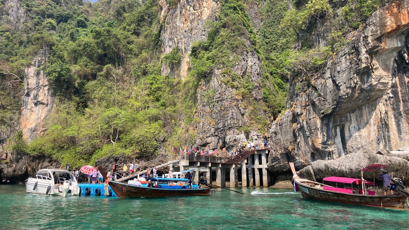 Die Boote ankern jetzt auf der anderen Seite von Phi Phi Leh. Von dort müssen Besucher zu Fuß über Holzstege zur Maya Bay laufen. In der Regenzeit herrscht hier hoher Wellengang.