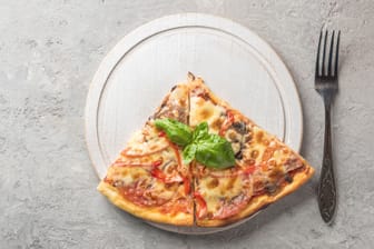Pizza: Wer 200 Kilokalorien nicht überschreiten will, sollte sich seine Pizza lieber teilen.