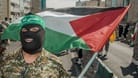 Pro Palästina Miliz (Symbolbild): In Deutschland wurden fünf mutmaßliche Kriegsverbrecher festgenommen.