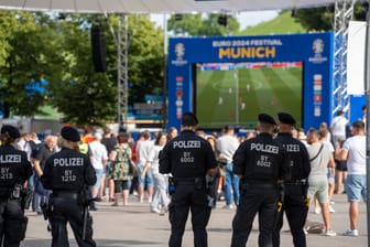 Polizisten beim Public Viewing in der Münchner Fan Zone (Archivbild): Der Teenager wurde nach Abschluss der polizeilichen Maßnahmen wieder auf freien Fuß gesetzt.