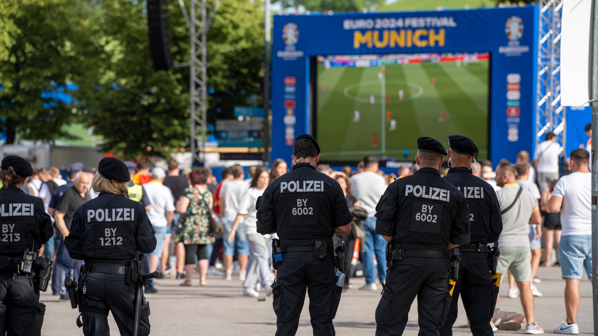 Polizisten beim Public Viewing in der Münchner Fan Zone (Archivbild): Der Teenager wurde nach Abschluss der polizeilichen Maßnahmen wieder auf freien Fuß gesetzt.