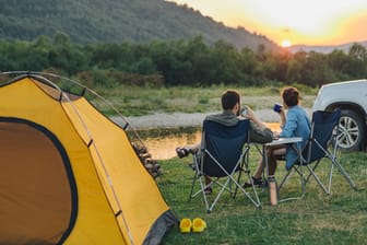 Für den nächsten Campingurlaub mit Zelt: An dieses nützliche Campingzubehör sollten Sie vor der Reise denken.