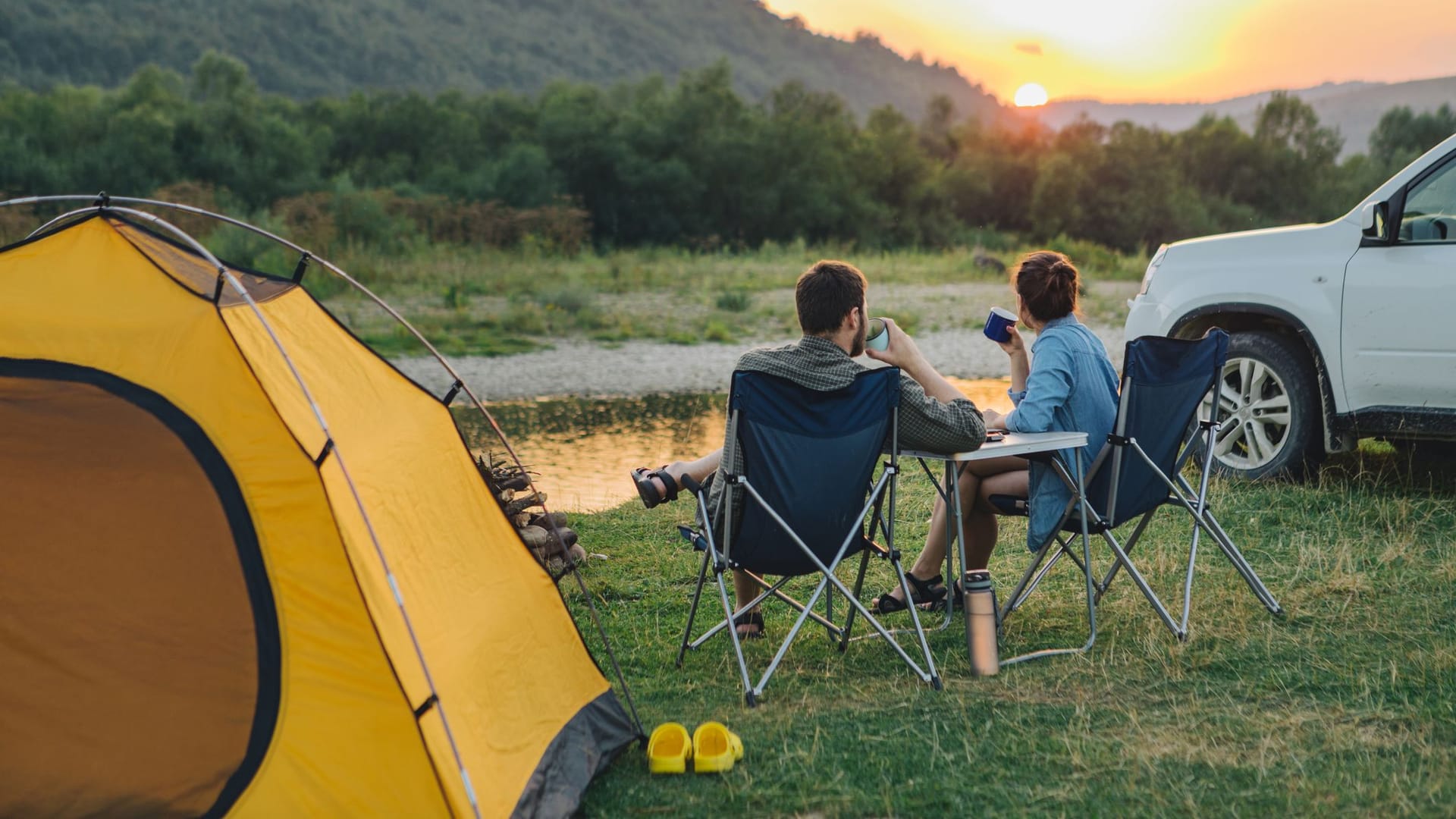 Für den nächsten Campingurlaub mit Zelt: An dieses nützliche Campingzubehör sollten Sie vor der Reise denken.