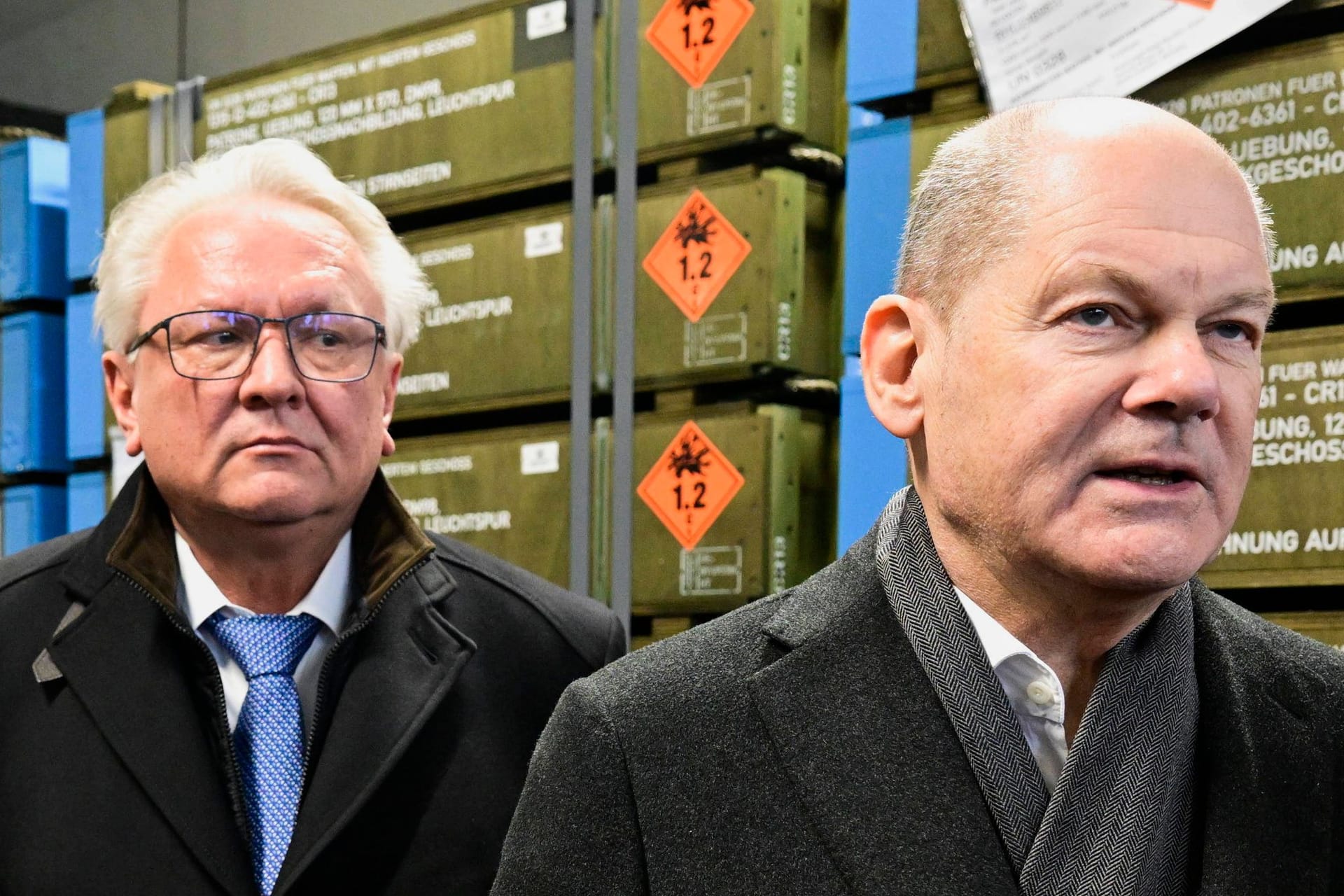 Bundeskanzler Olaf Scholz und Rheinmetall-Vorstandsvorsitzender Armin Papperger (Archivbild). Der Konzernchef soll Ziel von Anschlagsplänen gewesen sein.