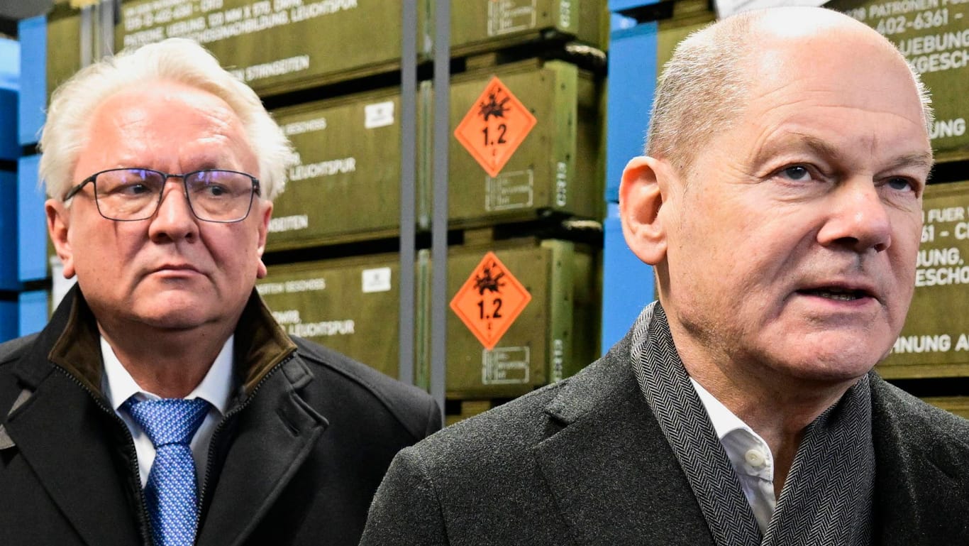 Bundeskanzler Olaf Scholz und Rheinmetall-Vorstandsvorsitzender Armin Papperger (Archivbild). Der Konzernchef soll Ziel von Anschlagsplänen gewesen sein.