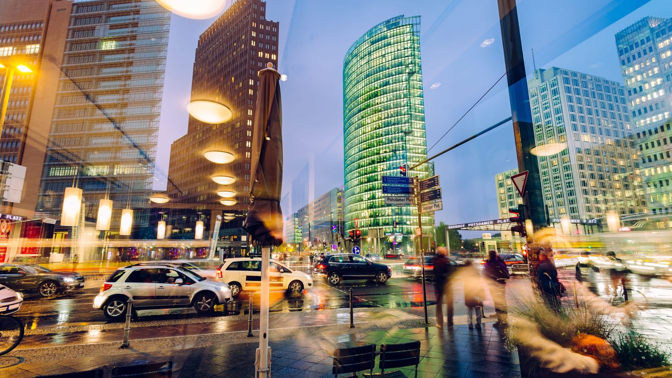 Verkehr am Potsdamer Platz (Symbolbild): Mit der Luftschadstoffprognose können sich Berliner jederzeit über die Luftqualität informieren.