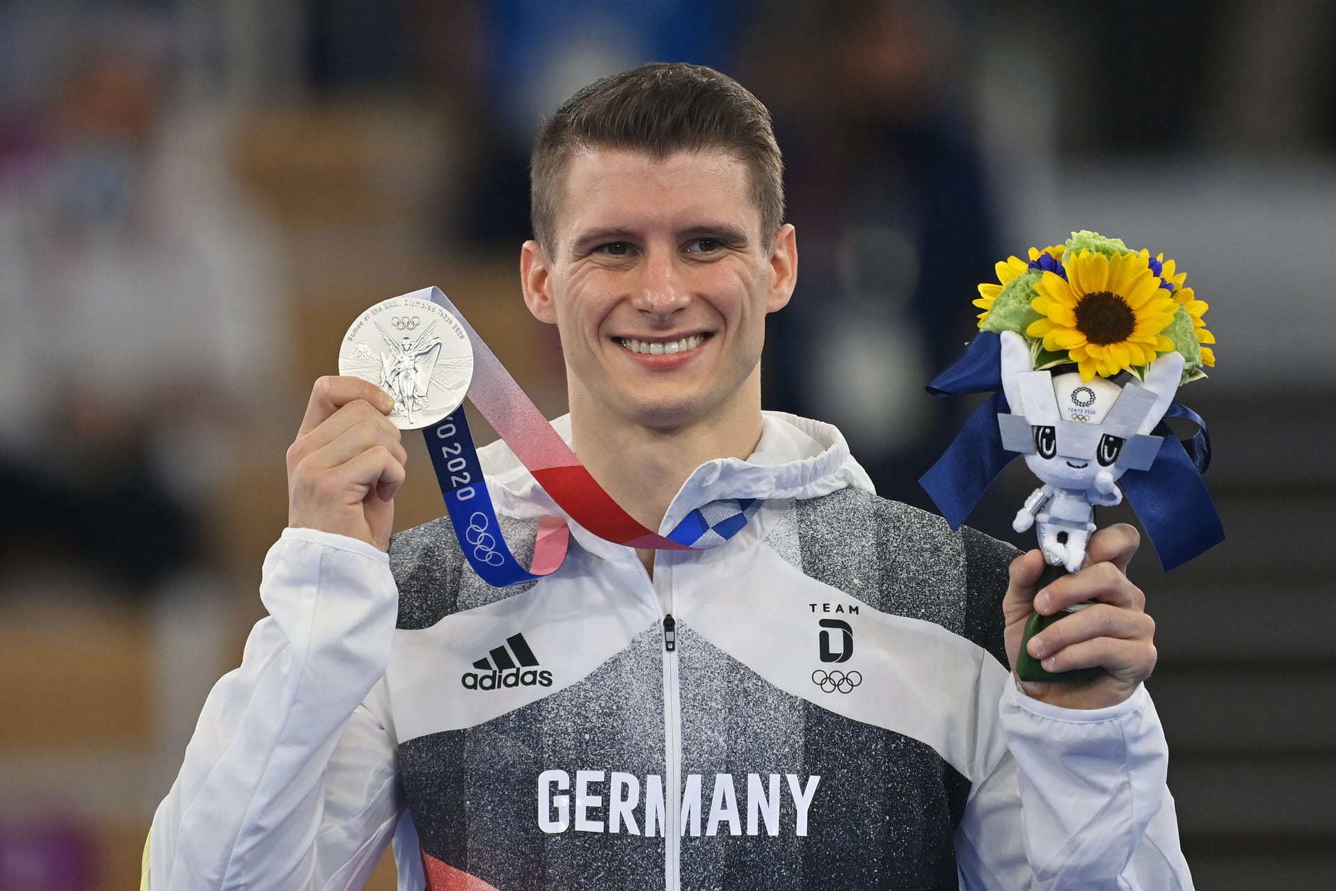 Turner Lukas Dauser jubelt über Silber bei den Olympischen Spielen 2021 in Tokio (Archivbild): Dass der Ebersberger dieses Jahr in Paris dabei ist, grenzt an ein Wunder.