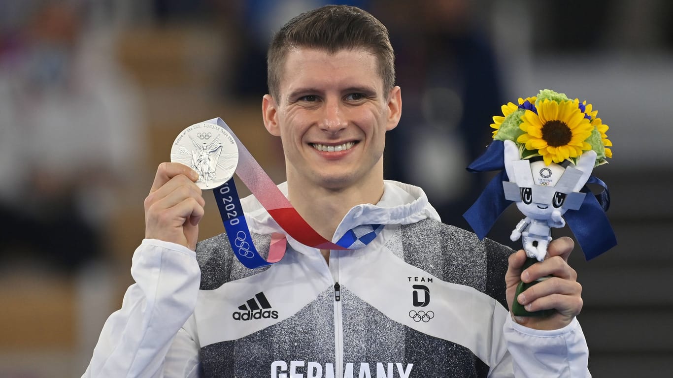 Turner Lukas Dauser jubelt über Silber bei den Olympischen Spielen 2021 in Tokio (Archivbild): Dass der Ebersberger dieses Jahr in Paris dabei ist, grenzt an ein Wunder.