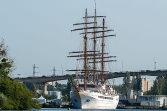 Die "Sea Cloud Spirit" im Hafen von Caen: Gleich dreimal kommt der Luxus-Großsegler im Juli nach Hamburg.