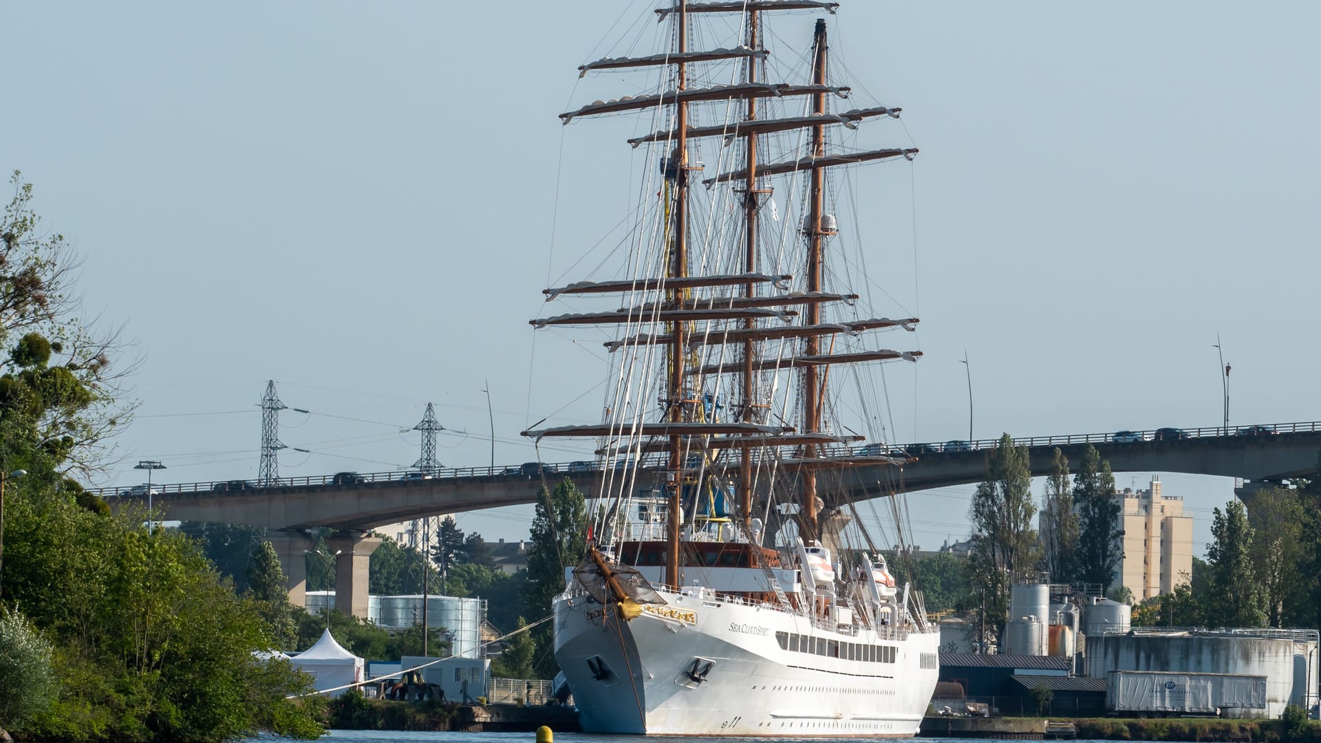 Die "Sea Cloud Spirit" im Hafen von Caen: Gleich dreimal kommt der Luxus-Großsegler im Juli nach Hamburg. Die "Sea Cloud Spirit" im Hafen von Caen: Gleich dreimal kommt der Luxus-Großsegler im Juli nach Hamburg.