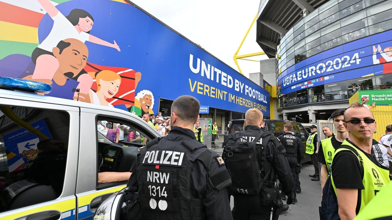 Polizei vor dem Spiel zwischen Deutschland und Dänemark