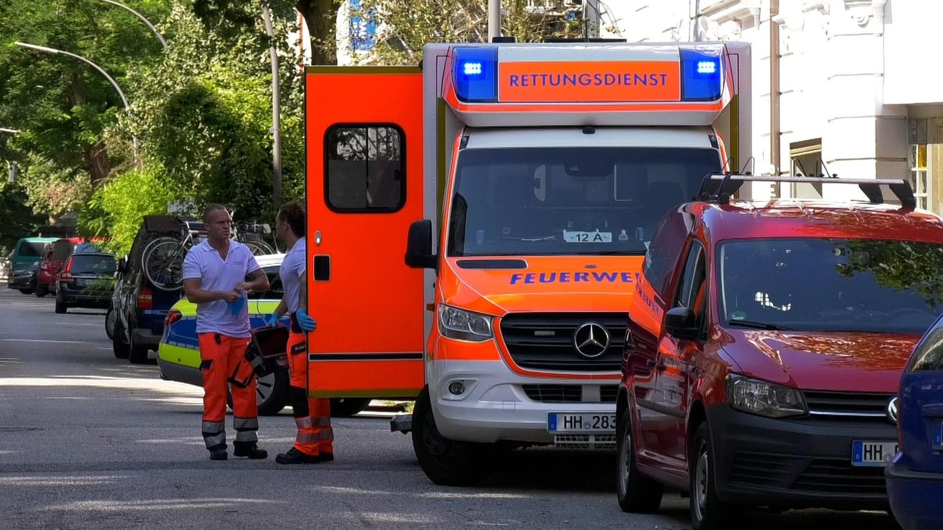 Hamburg Ottensen - Frau soll Mann im Streit niedergestochen haben