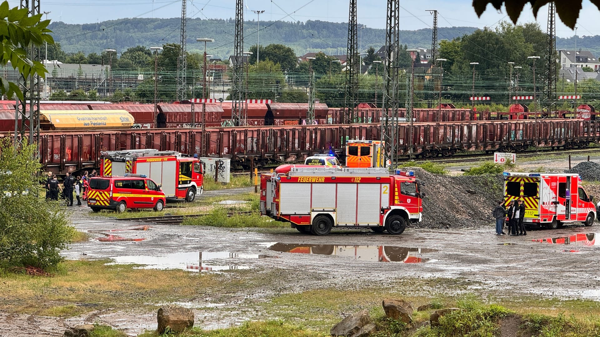 Unfallstelle in Schwerte: Einsatzkräfte kümmerten sich um das verletzte Mädchen.