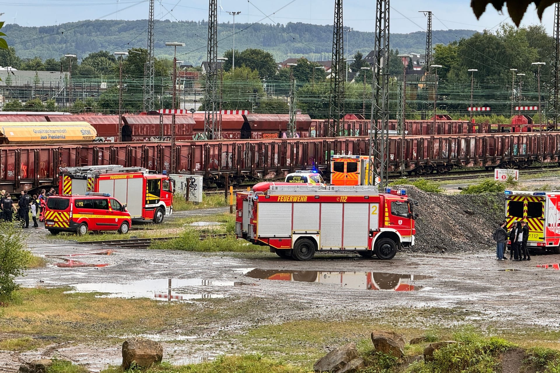 Unfallstelle in Schwerte: Einsatzkräfte kümmerten sich um das verletzte Mädchen.