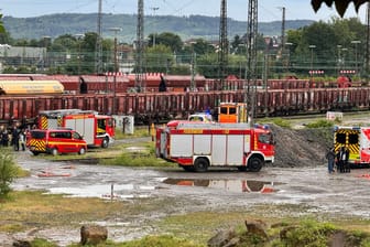 Unfallstelle in Schwerte: Einsatzkräfte kümmerten sich um das verletzte Mädchen.