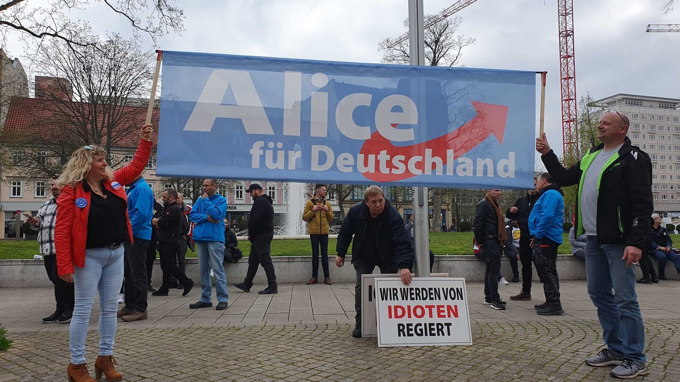 "Alice für Deutschland": Transparent beim ersten gemeinsamen Auftritt von Weidel und Höcke im April 2023.
