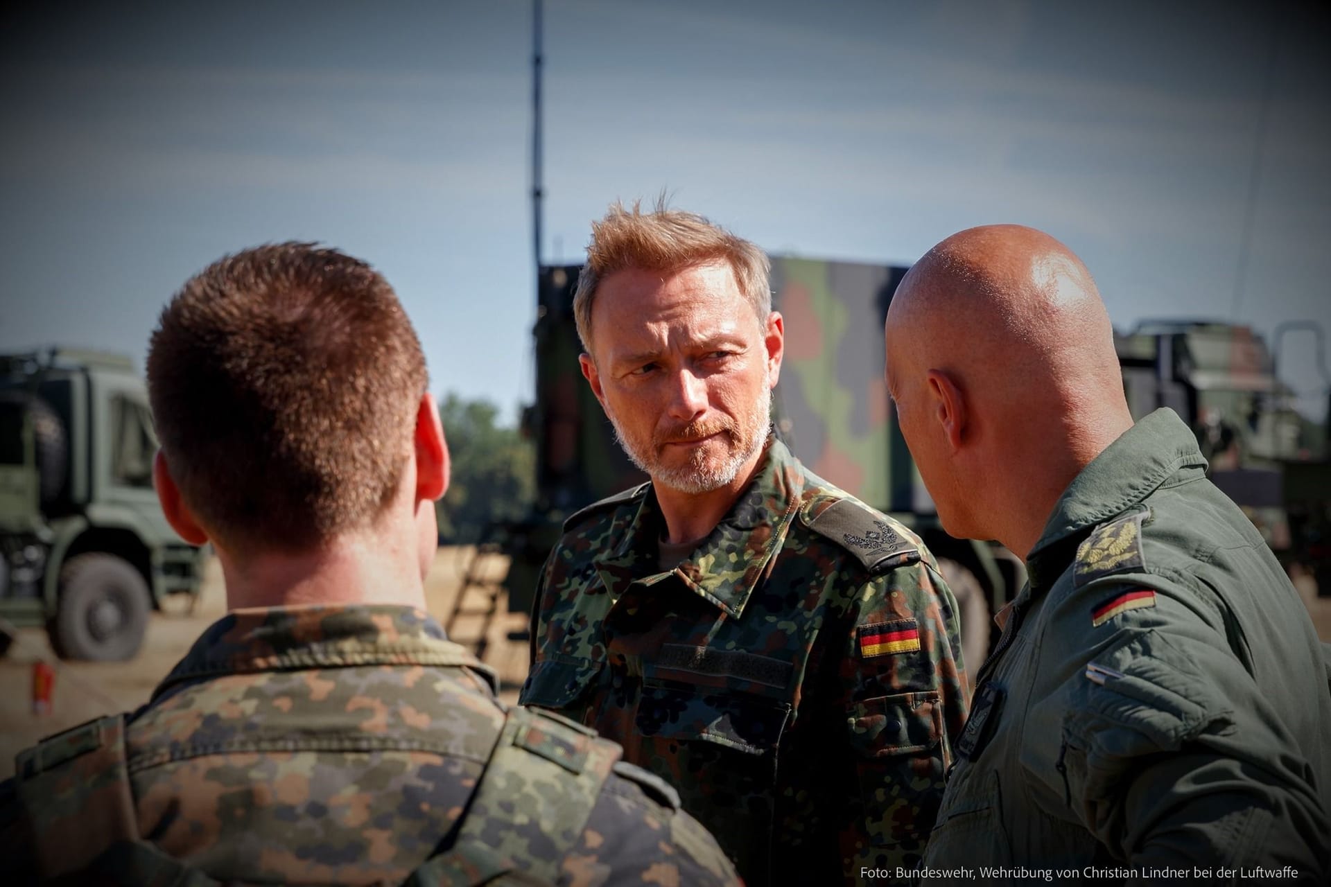 Lindner (l.) bei einer Wehrübung der Luftwaffe neben Luftwaffeninspekteur Ingo Gerhartz (r.): Der FDP-Chef schmückt sich gerne mit der Truppe, doch beim Geld hört offenbar die Freundschaft auf.