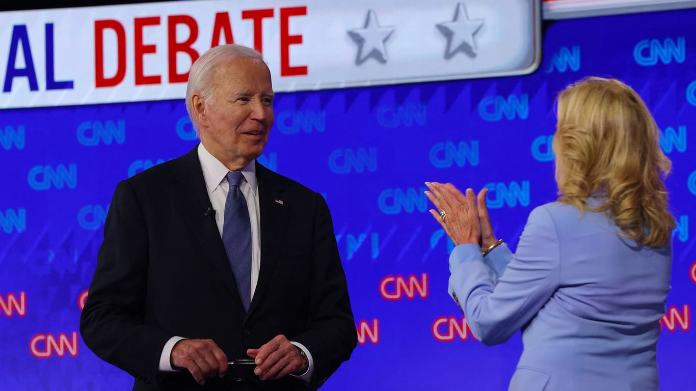 Jill Biden applaudiert ihrem Mann zu dessen TV-Auftritt. Der Rest Amerikas ist ziemlich erschüttert über die Performance des Präsidenten.