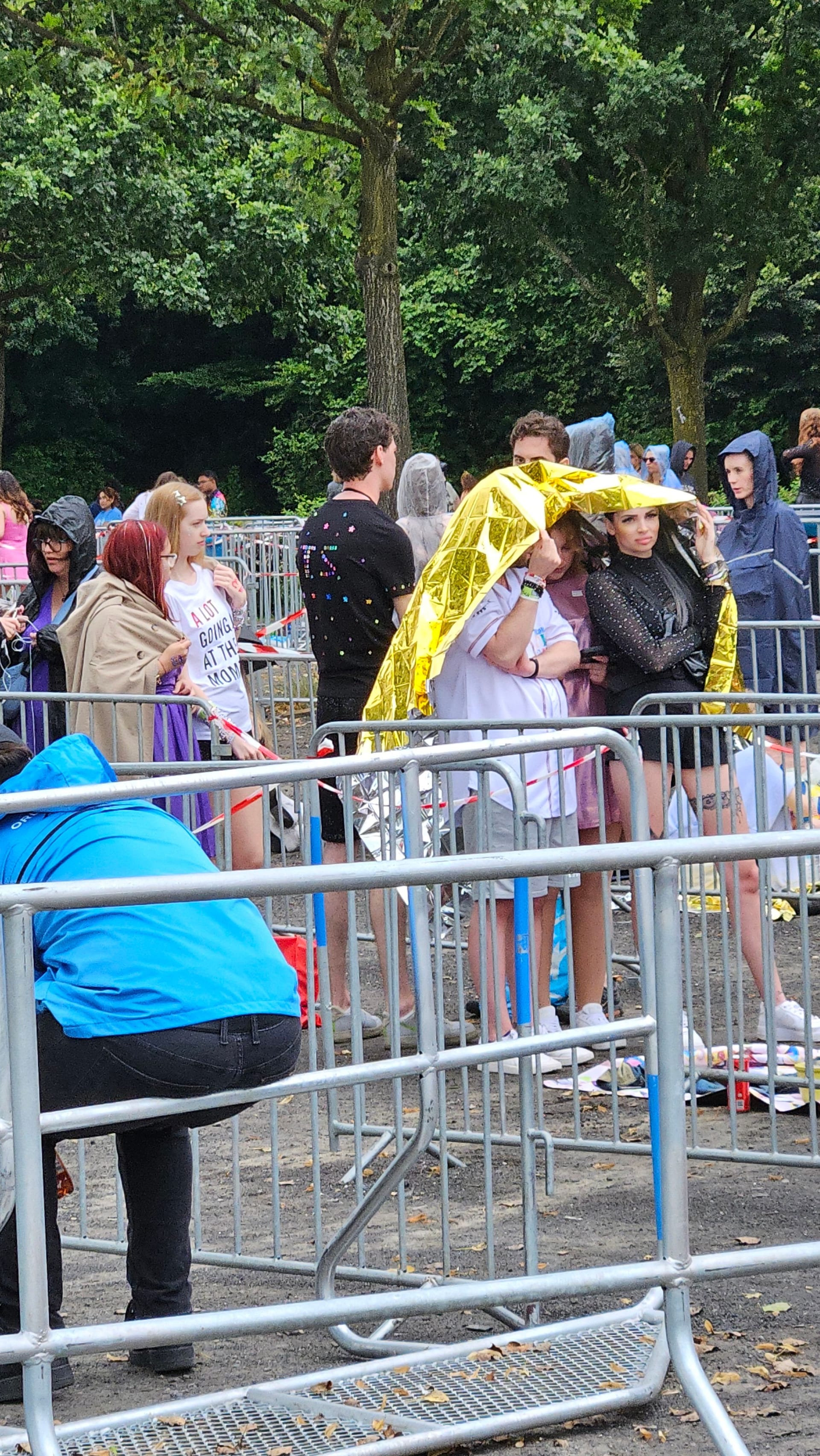 Das wechselhafte Wetter machte den wartenden Fans zu schaffen: Mit Decken vom Roten Kreuz schützen sie sich vor dem Regen. Das wechselhafte Wetter machte den wartenden Fans zu schaffen: Mit Decken vom Roten Kreuz schützen sie sich vor dem Regen.