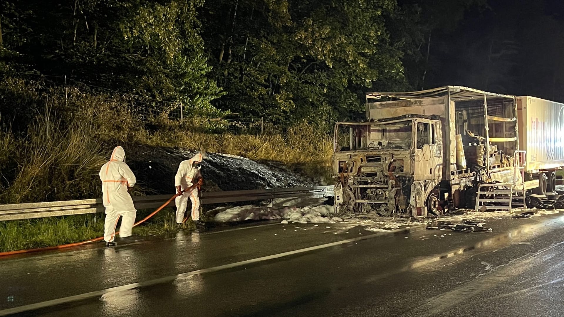 Ausgebrannter Lkw auf der A5 vor Frankfurt: Am Mittwochmorgen war die Autobahn gesperrt.