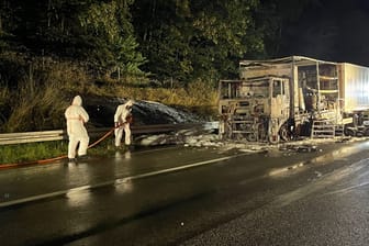 Ausgebrannter Lkw auf der A5 vor Frankfurt: Am Mittwochmorgen war die Autobahn gesperrt.
