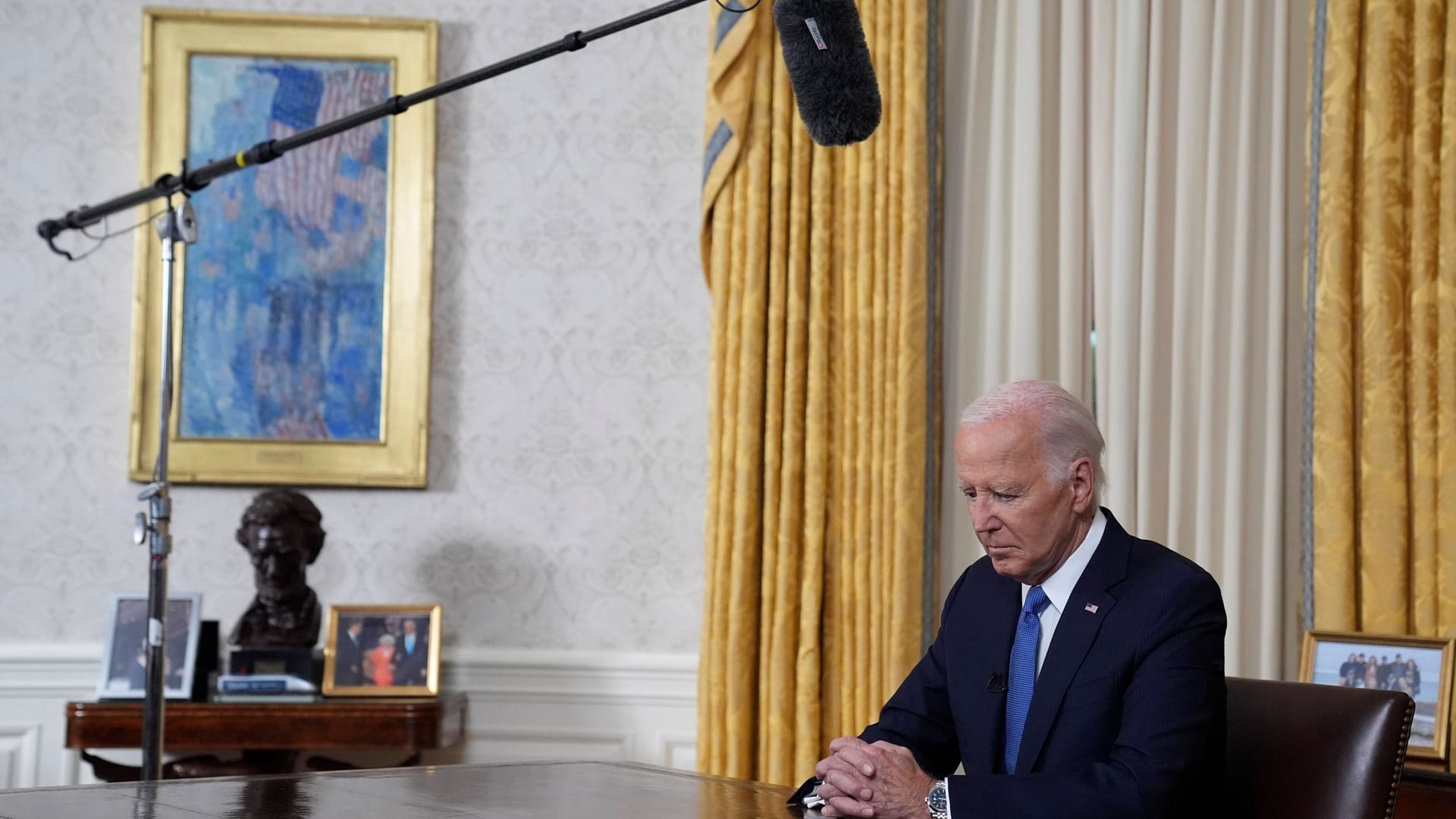 Joe Biden im Oval Office, kurz bevor er die Rede hält.