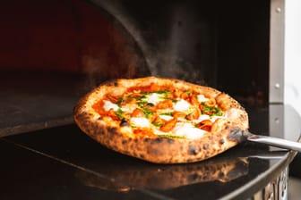 Neapolitanische Pizza frisch aus dem Ofen (Symbolbild): In Hamburg gibt es jetzt eine neue ungewöhnliche Pizzeria.