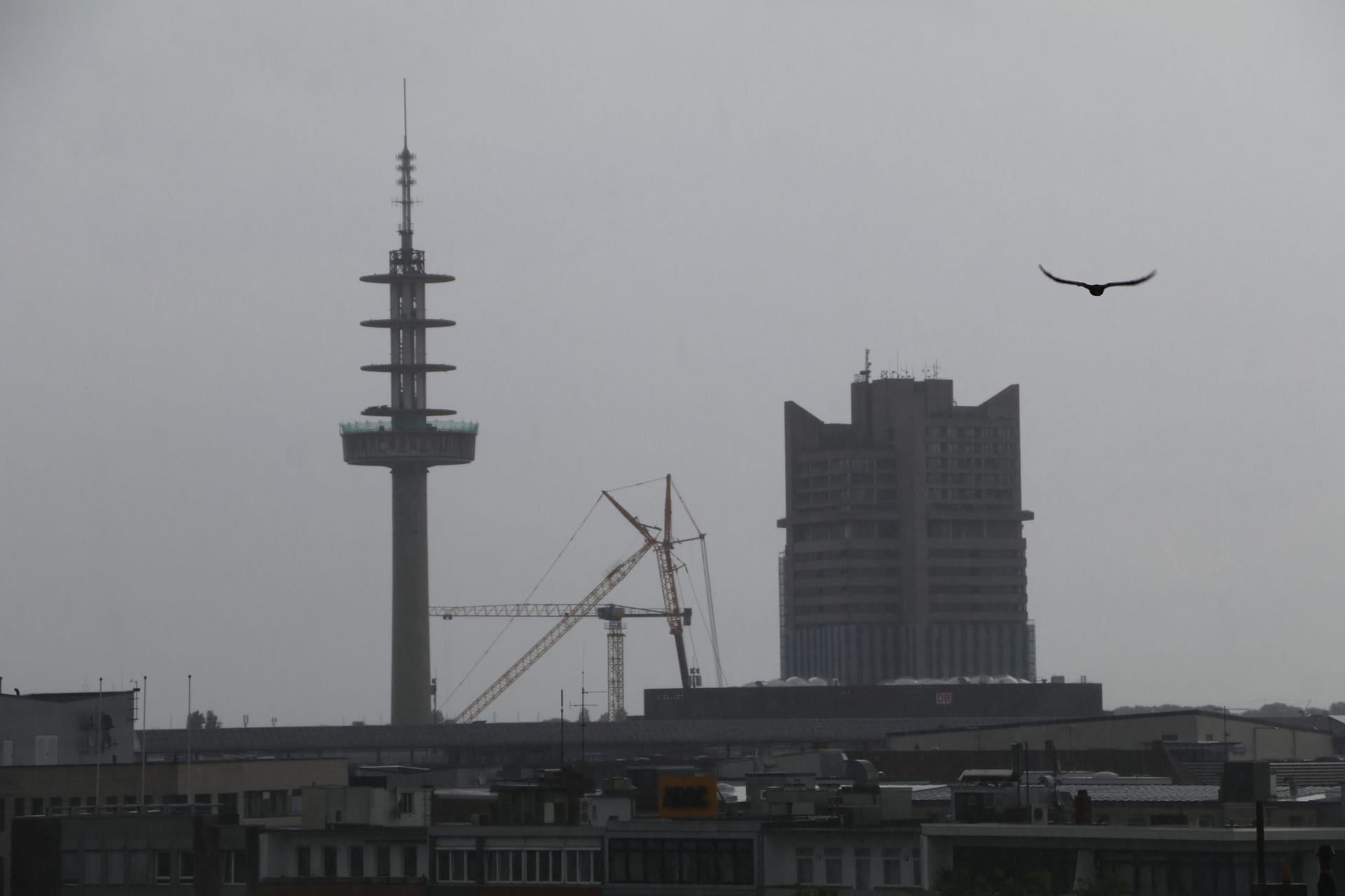 Der Telemoritz in Hannover: Die VW-Werbelogos sind vom ehemaligen Fernsehturm bereits verschwunden.