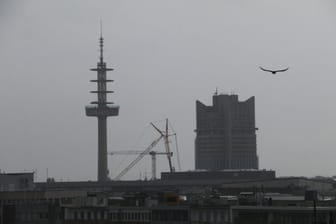 Der Telemoritz in Hannover: Die VW-Werbelogos sind vom ehemaligen Fernsehturm bereits verschwunden.