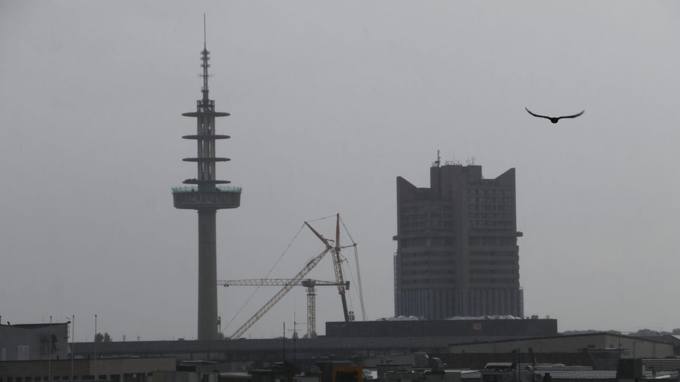 Der Telemoritz in Hannover: Die VW-Werbelogos sind vom ehemaligen Fernsehturm bereits verschwunden.