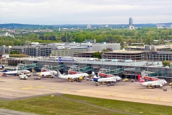 Der Nürnberger Flughafen von oben (Archivbild): Auf dem Vorfeld wird es während der Ferien voller als im Vorjahr.