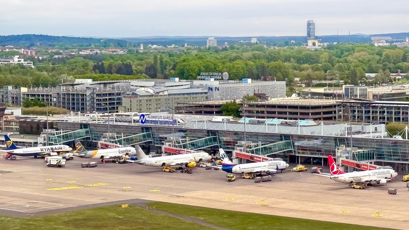 Der Nürnberger Flughafen von oben (Archivbild): Auf dem Vorfeld wird es während der Ferien voller als im Vorjahr.