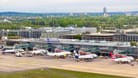 Der Nürnberger Flughafen von oben (Archivbild): Auf dem Vorfeld wird es während der Ferien voller als im Vorjahr.