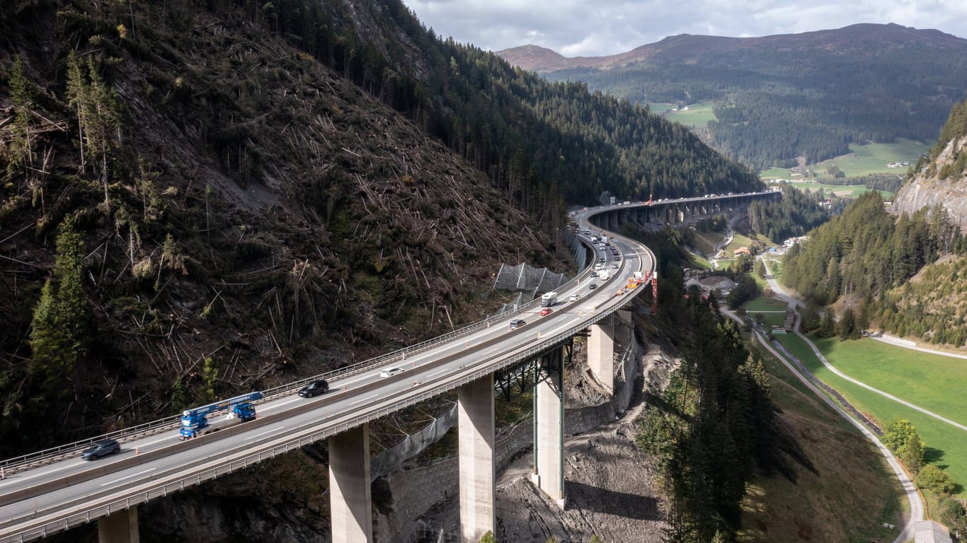 Die Brennerautobahn auf österreichischer Seite (Archivbild): Etwas weiter südlich stellten die Urlauber ihre Campingstühle auf.