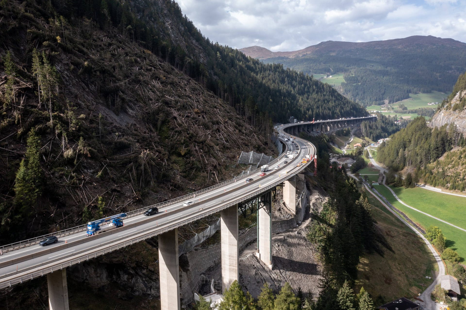 Die Brennerautobahn auf österreichischer Seite (Archivbild): Etwas weiter südlich stellten die Urlauber ihre Campingstühle auf.