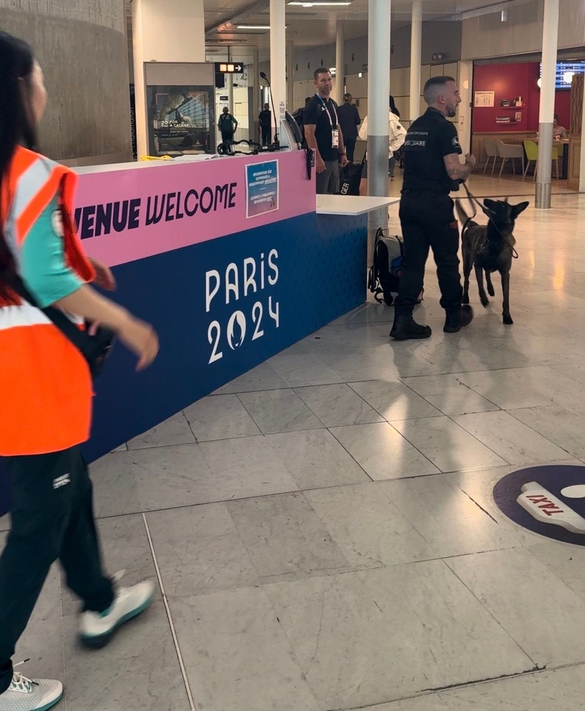 Der Paris2024-Infostand am Flughafen: Wegen eines herrenlosen Rucksacks kam ein Spürhund zum Einsatz.