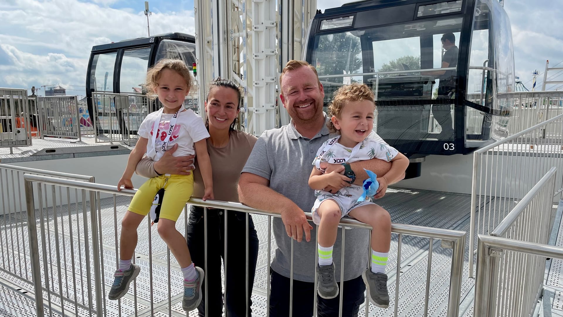 Familie Schneider freut sich auf den Start der Kirmes: Amanda, Sarah, Franz Thomas und Henry (v.l.): Im Hintergrund die Weltneuheit "Look 360° Panorama".