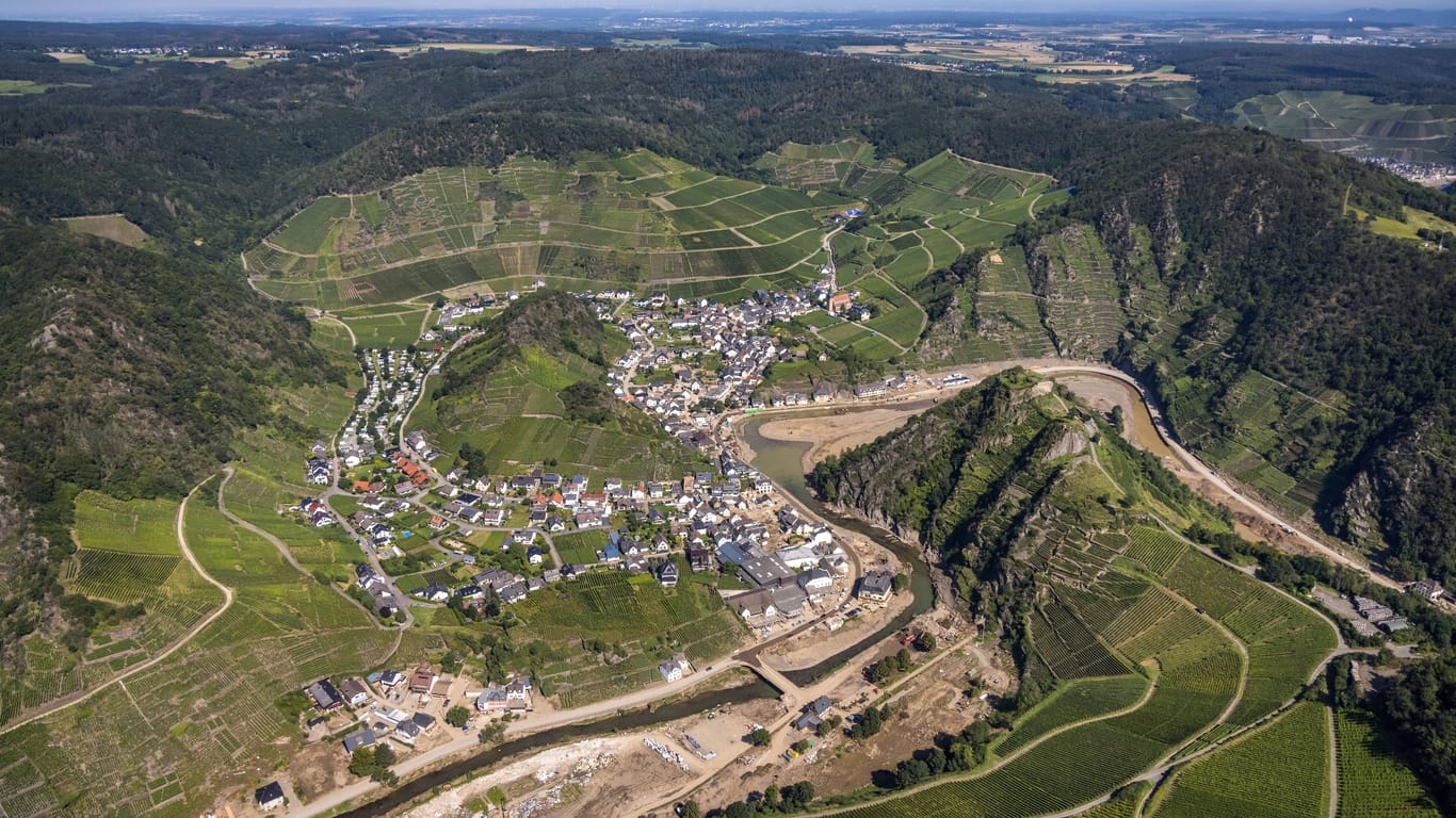 Schneise der Verwüstung: Auf 40 Kilometern Länge richtete die Flut verheerende Schäden im Ahrtal an, hier in Mayschoss. 135 Menschen verloren ihr Leben.