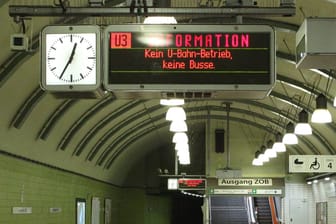 Ein Bildschirm weist auf einen Streik hin (Archivbild): Am 12. und 13. Juli könnten Busse und Bahnen in Hamburg stillstehen.