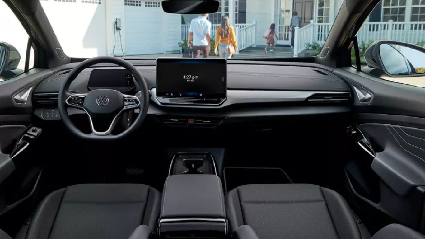 Im Innenraum bietet der VW ID.4 einen modernen Multi-Funktions-Monitor mit Touch-Bedienung und Sportsitze.