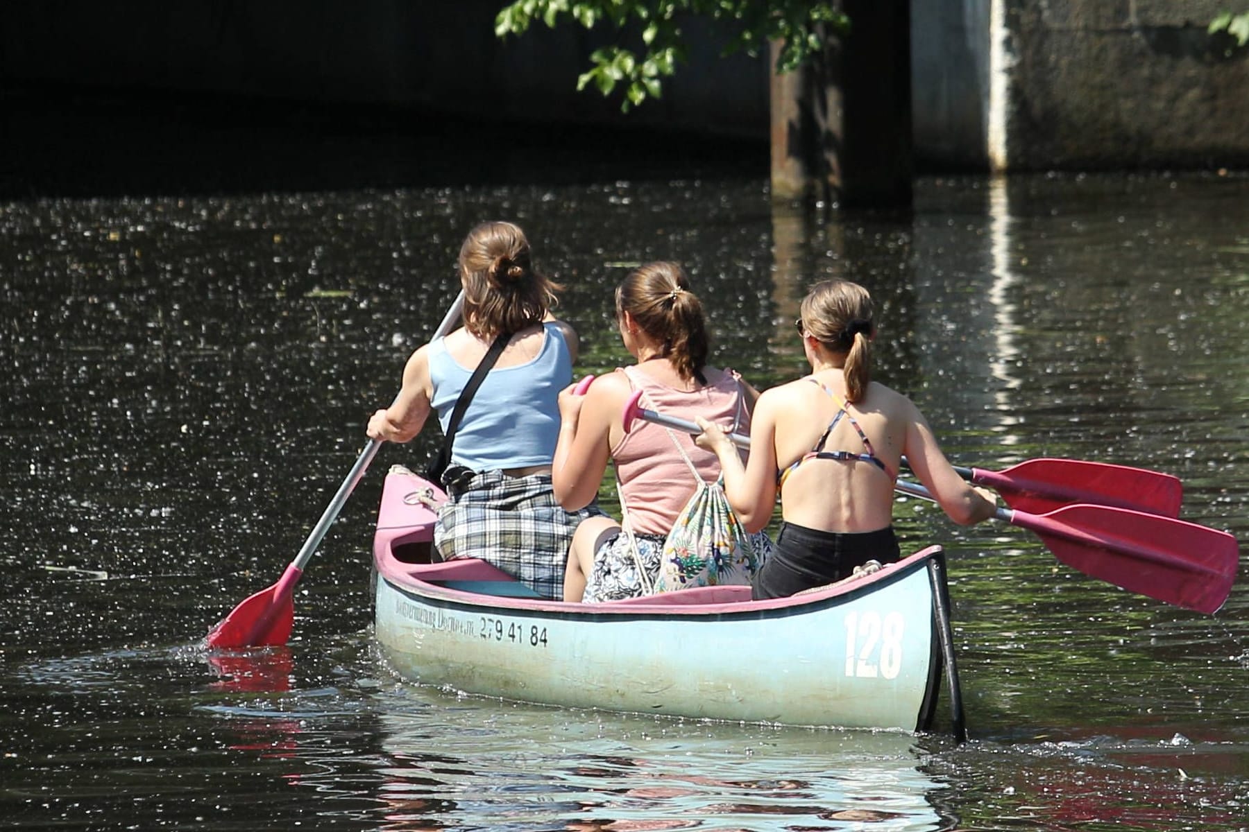 Drei Frauen fahren Kanu auf dem Osterbekkanal (Archivbild): Am Wochenende sind dort viele Fische verendet.