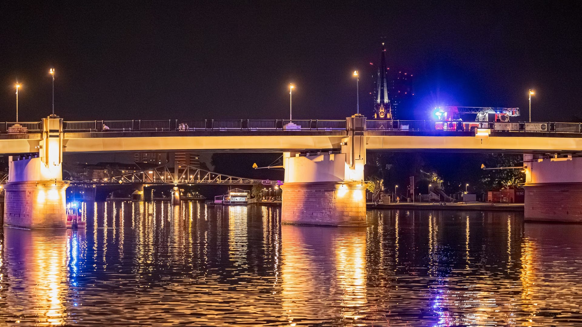 Die Berufsfeuerwehr Frankfurt war in der Nacht auf der Suche nach einer Person. Die Berufsfeuerwehr Frankfurt war in der Nacht auf der Suche nach einer Person.