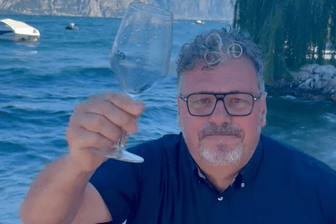 Paolo Formaggioni trinkt ein Glas Wasser aus dem Gardasee.