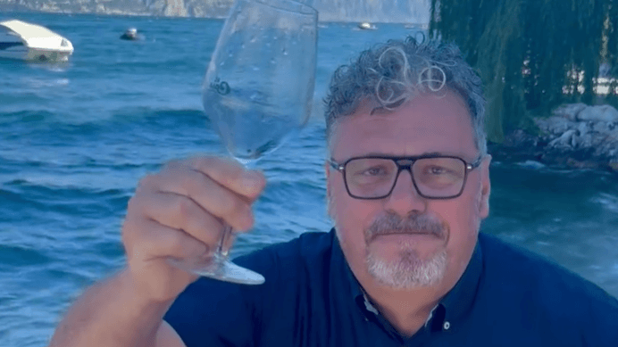 Paolo Formaggioni trinkt ein Glas Wasser aus dem Gardasee.