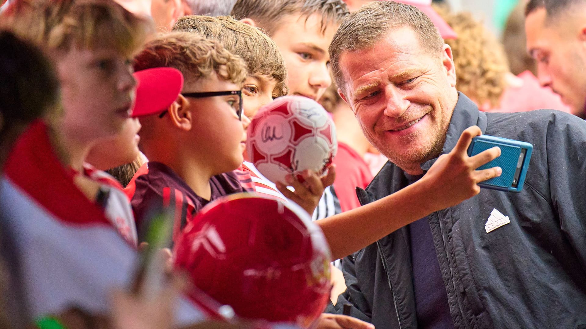 Max Eberl: Der Sportvorstand des FC Bayern hat den Fans im Trainingslager am Tegernsee ein großes Versprechen gegeben.